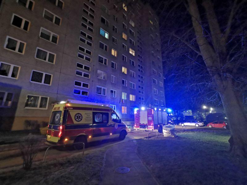 Służby ratunkowe ruszyły na pomoc. Trzeba było wyważyć drzwi