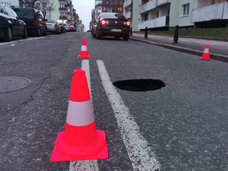Na Giełdowej zapadła się jezdnia. Są utrudnienia w ruchu