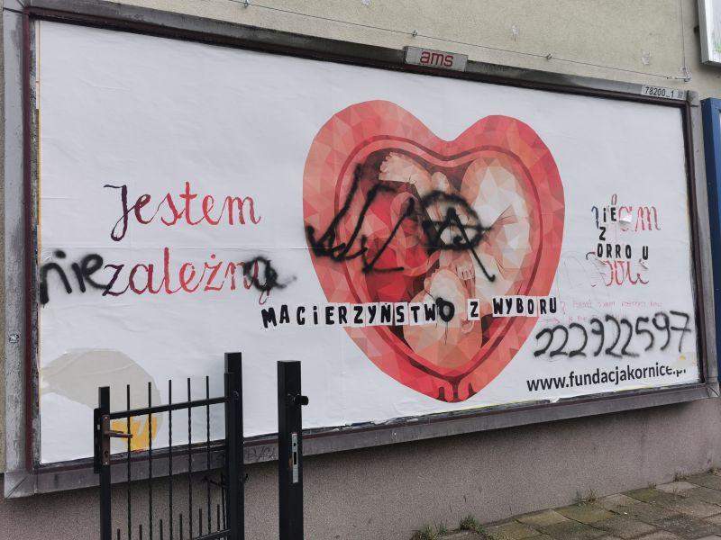 Wojna światopoglądowa na jednym z plakatów antyaborcyjnych. „Jestem zależny, ufam Tobie” kontra „Macierzyństwo z wyboru”