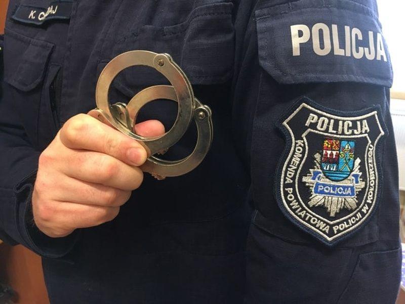Jeden był poszukiwany, drugi posiadał przy sobie narkotyki