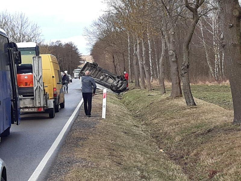 Dachowanie pod Kołobrzegiem. Są utrudnienia w ruchu