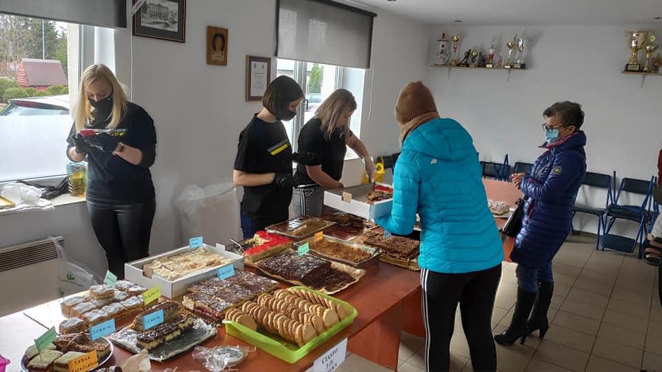 Udany charytatywny kiermasz ciast w Charzynie (foto)
