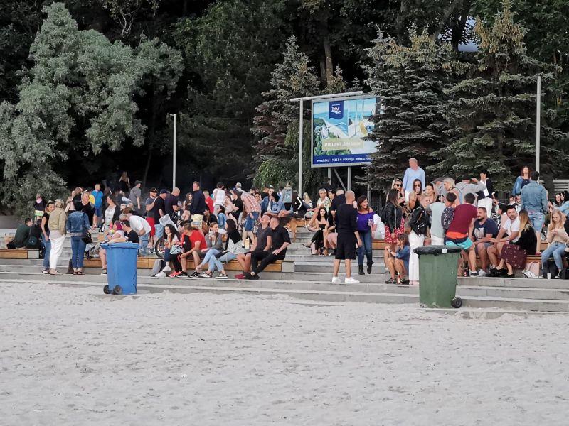 Alkohol z widokiem na morze. Wraca sprawa picia napojów wyskokowych na schodkach przy molo