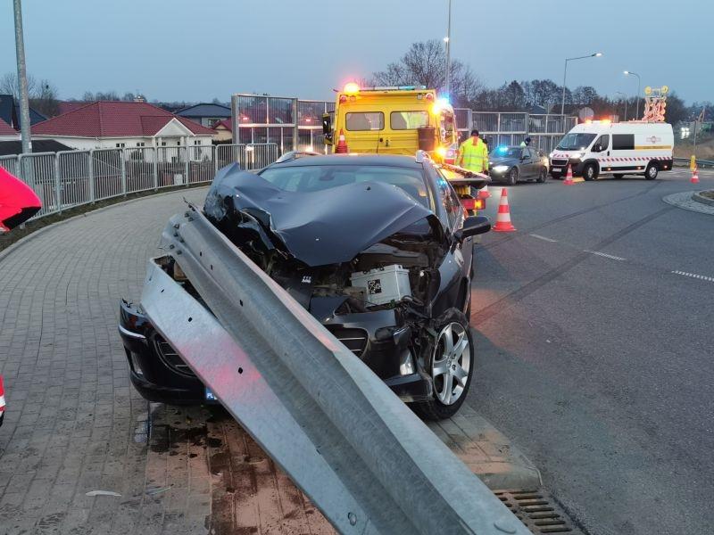 Samochód wjechał w bariery na węźle Kołobrzeg Wschód