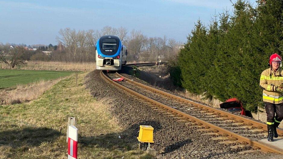 Utrudnienia na trasie kolejowej do Szczecina. Pociąg zderzył się z osobówką