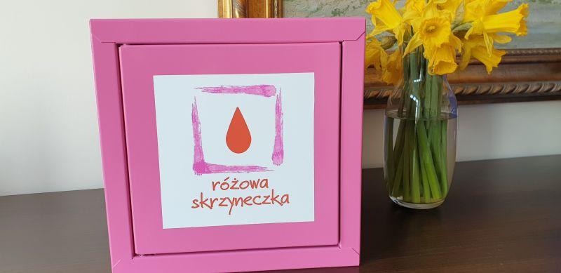 Różowe skrzyneczki trafią do kołobrzeskich szkół. W nich darmowy zapas artykułów higieny osobistej dla dziewcząt
