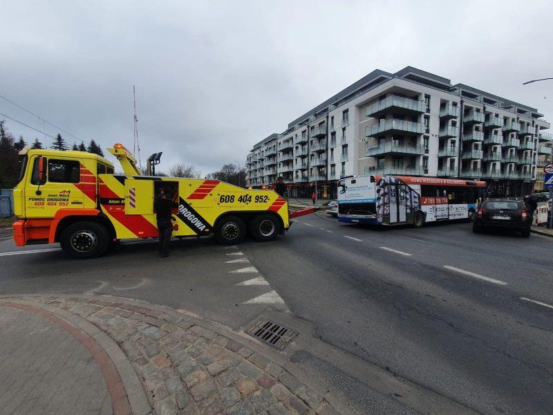 Autobus utknął na skrzyżowaniu. Zapadła się pod nim droga