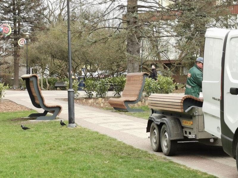 Trwa wymiana ławek na Skwerze Miast Partnerskich