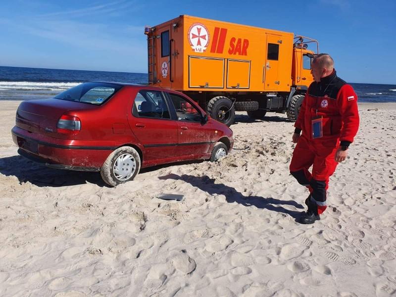 Samochód porzucony na plaży w Dźwirzynie 