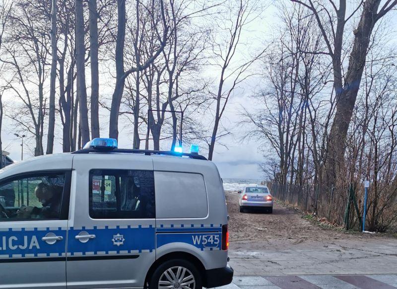 Wjechał na plażę samochodem i zakopał się 