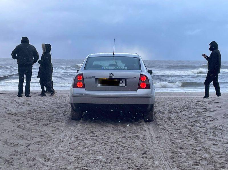 Mechanik „pożyczył” auto klientki i pojechał nad morze. Wszystko się wydało, bo... zakopał się na plaży