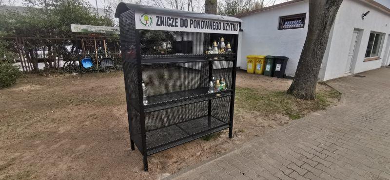 Na cmentarzu stanął regał na używane znicze. Można je wykorzystać ponownie