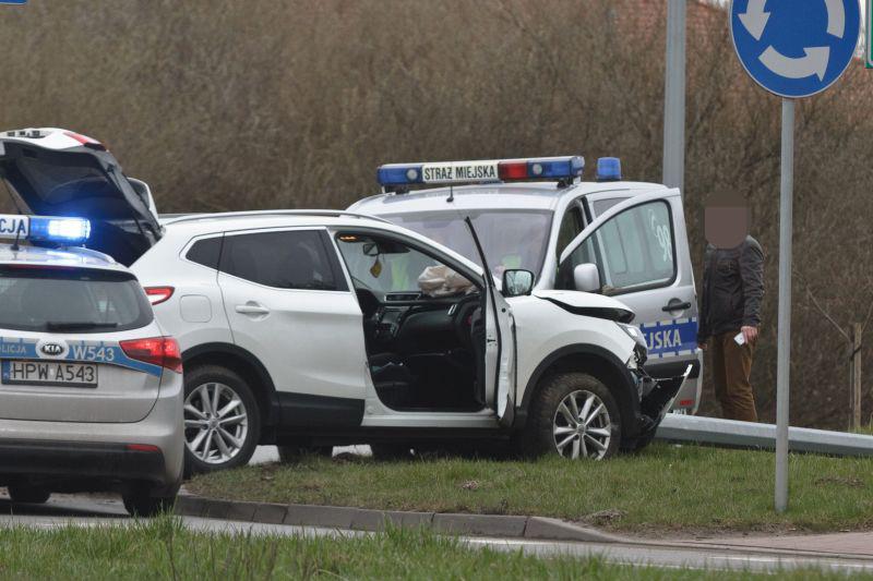 Skosiła latarnię na rondzie