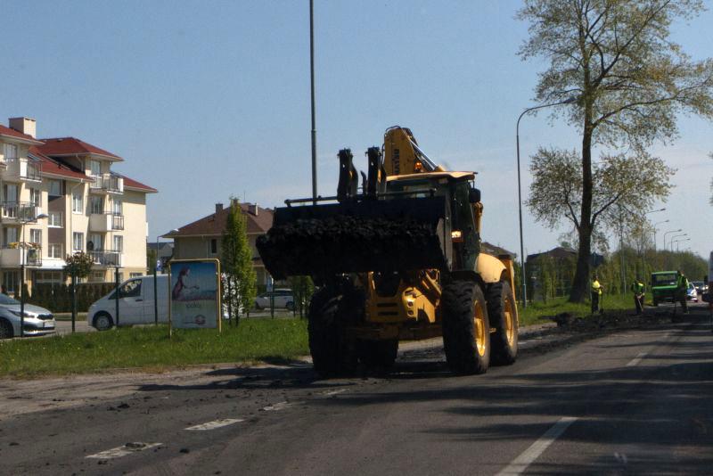 Ziemia na drodze zablokowała pas ruchu 