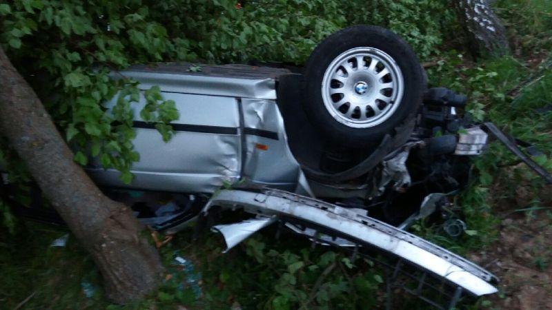 BMW wypadło z drogi. Po dachowaniu uderzyło w drzewo