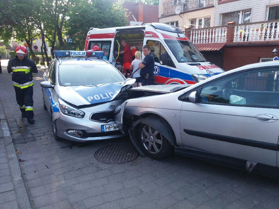 Czołówka radiowozu i Citroena