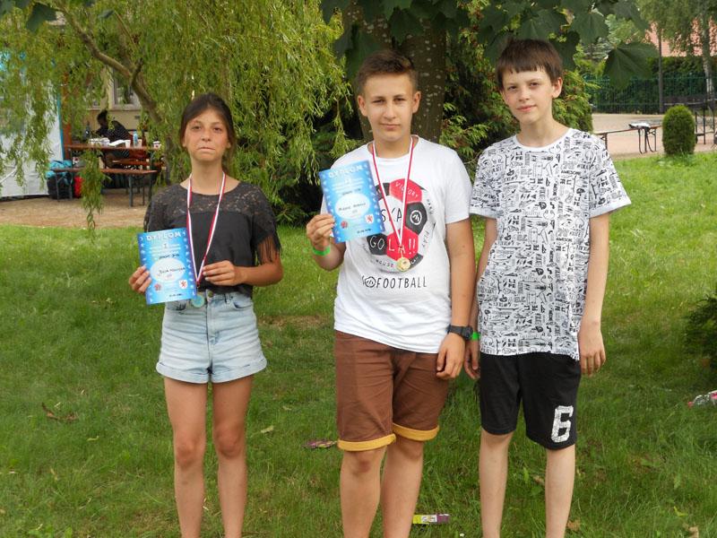 Julia, Miłosz i Hania z medalmi Wojewódzkiej Olimpiady Młodzież w szachach