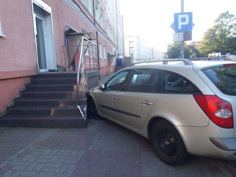 W centrum miasta samochodem wypadł z drogi i wbił się w schody