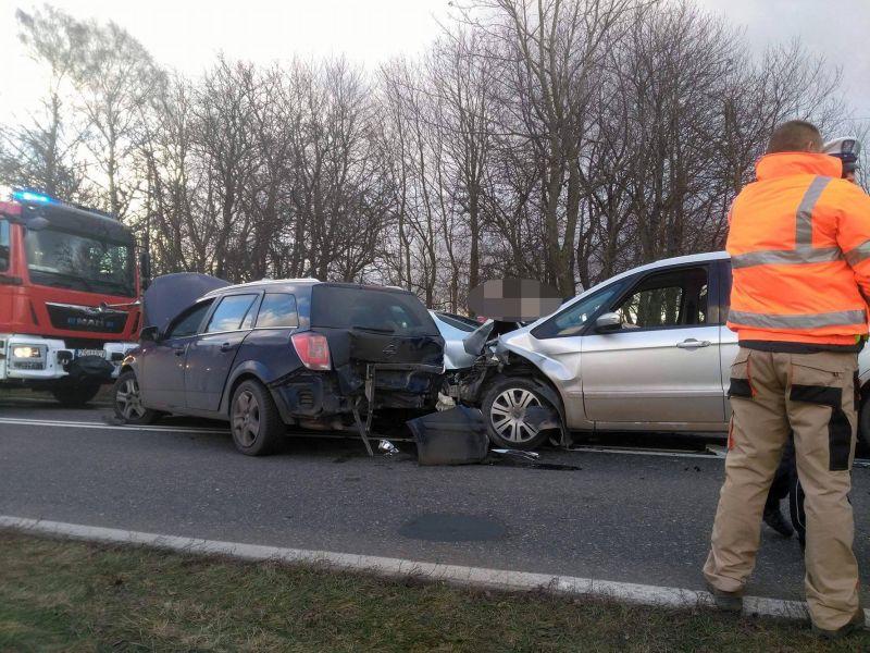 Zablokowana droga po zderzeniu 3 samochodów