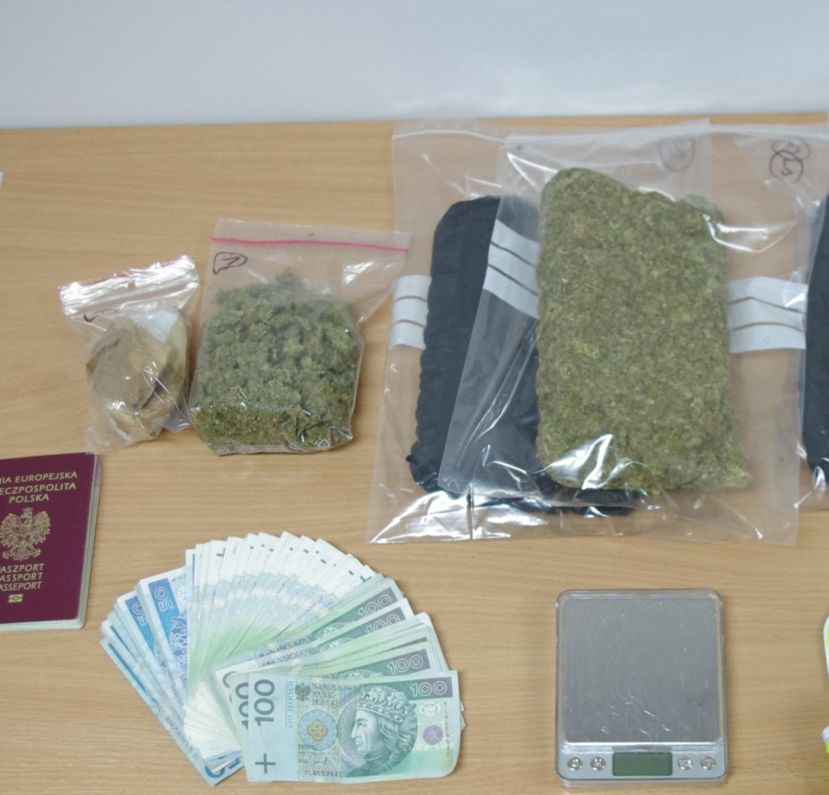 Narkotyki i pieniądze trzymał w garażu