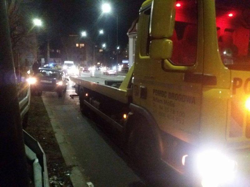Pechowy zakręt. Citroen wylądował na barierkach