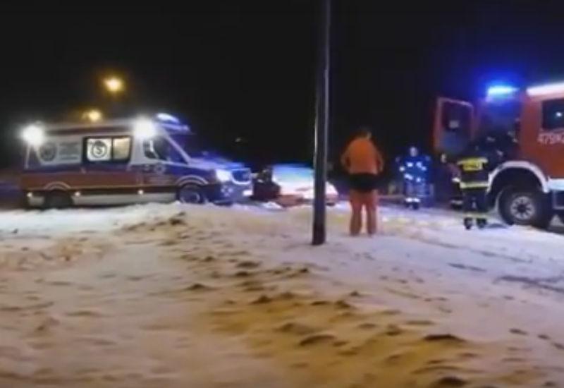 Karetka w zaspie. Pomogli ochotnicy z Ustronia Morskiego (video)
