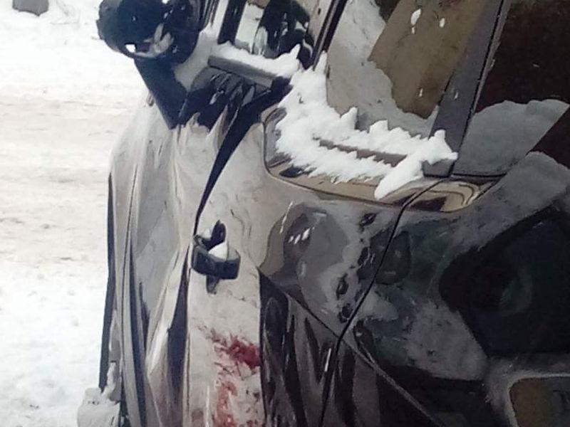 Z czwartego piętra spadł na samochody