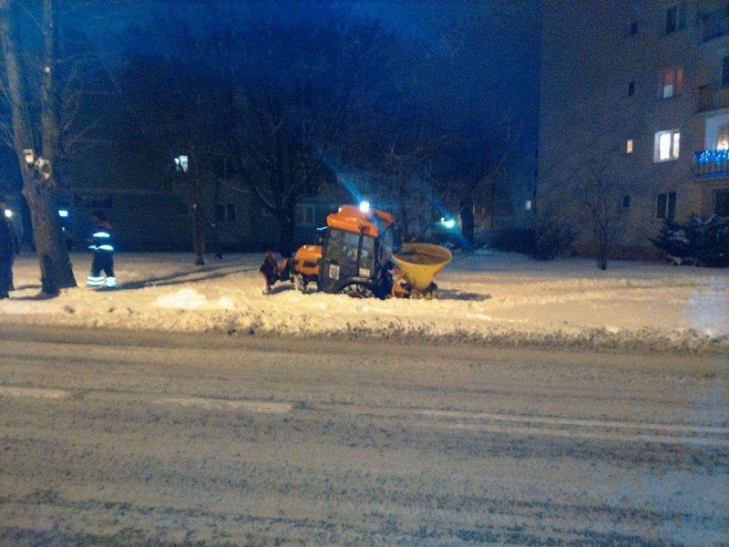 Pod śniegiem czyhają pułapki, nawet na odśnieżających