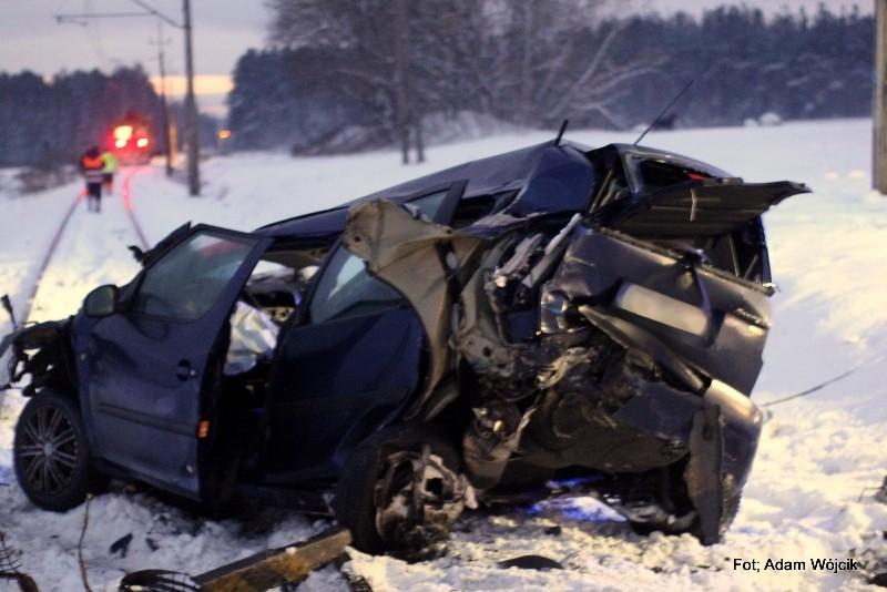 Wypadek na przejeździe kolejowym. Wprowadzona komunikacja zastępcza (foto, video)