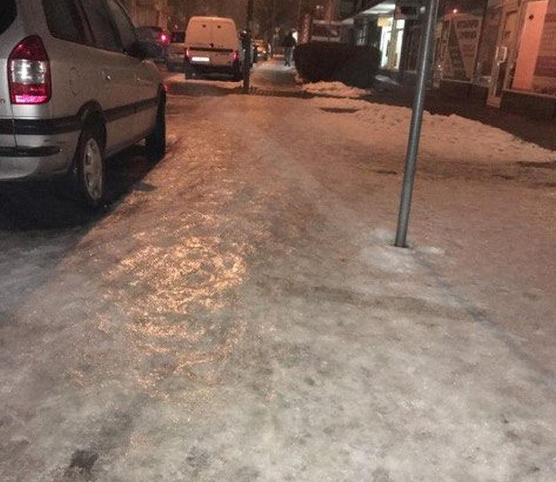 Ślisko na chodnikach i drogach