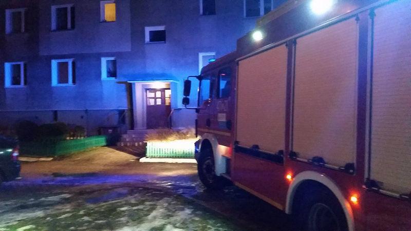 Strażacy ewakuowali kobietę