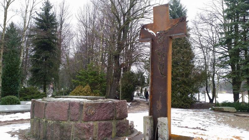 Nowy krzyż przy cmentarzu wojennym autorstwa koszalińskiego artysty