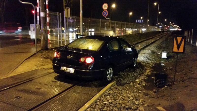Samochodem po torach – VW nie zajechał daleko 