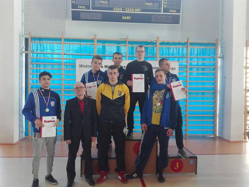 Zapaśnicy UKS z medalami