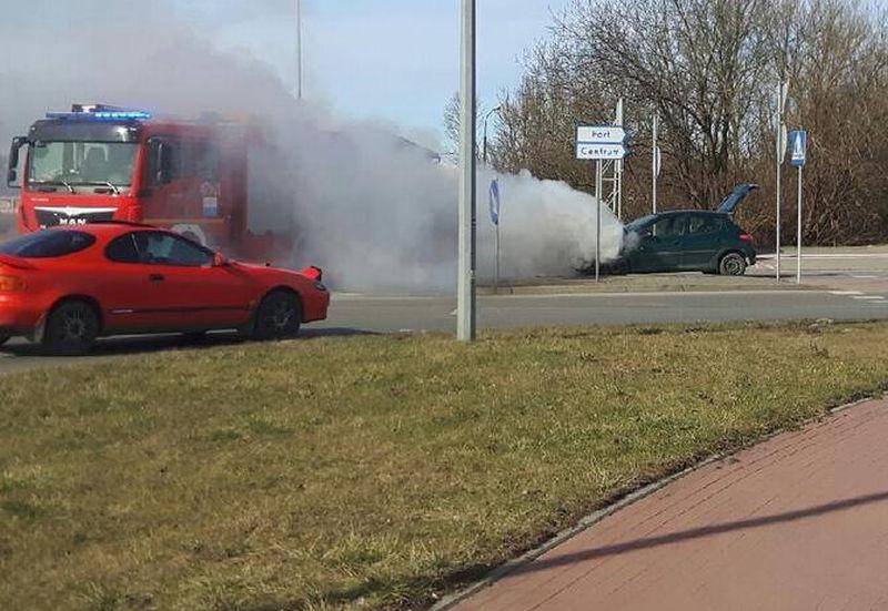 Samochód zapalił się w trakcie jazdy (video)