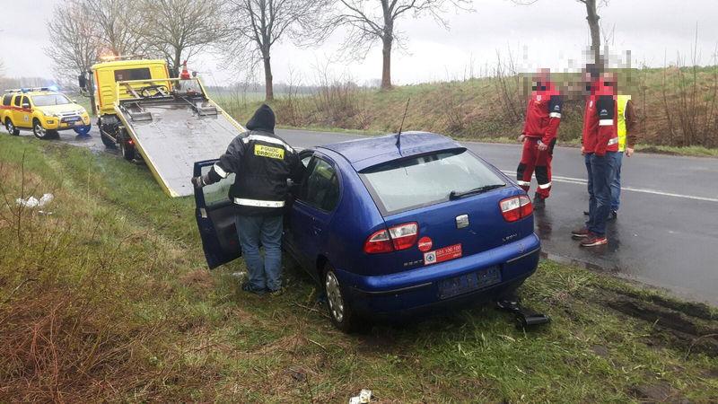 Wypadł na łuku drogi 