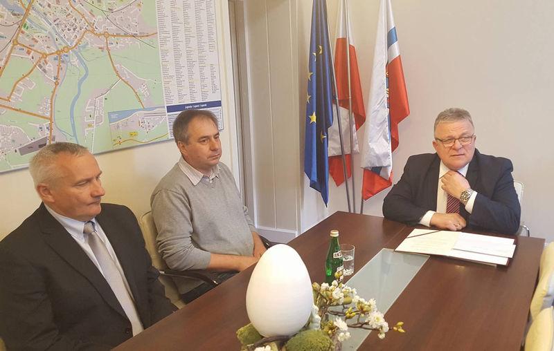 Uciekał do rowu ratując pasażerów (video)