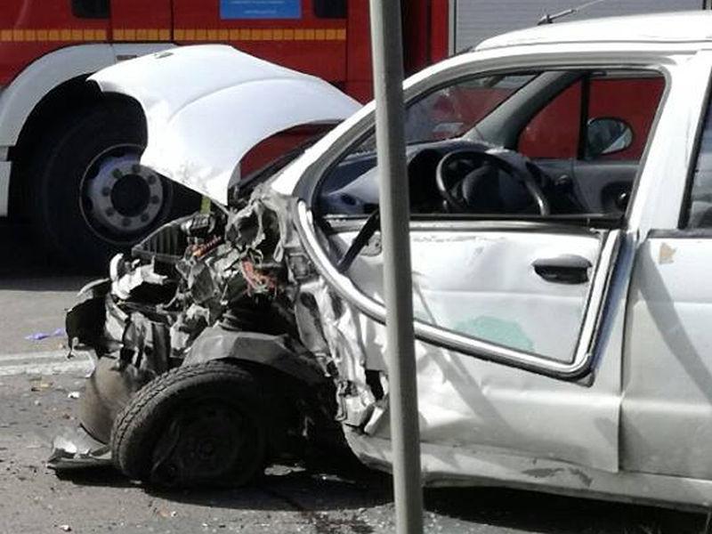 Zderzenie ciężarówki z osobówką. Krzywoustego nieprzejezdna (Foto)