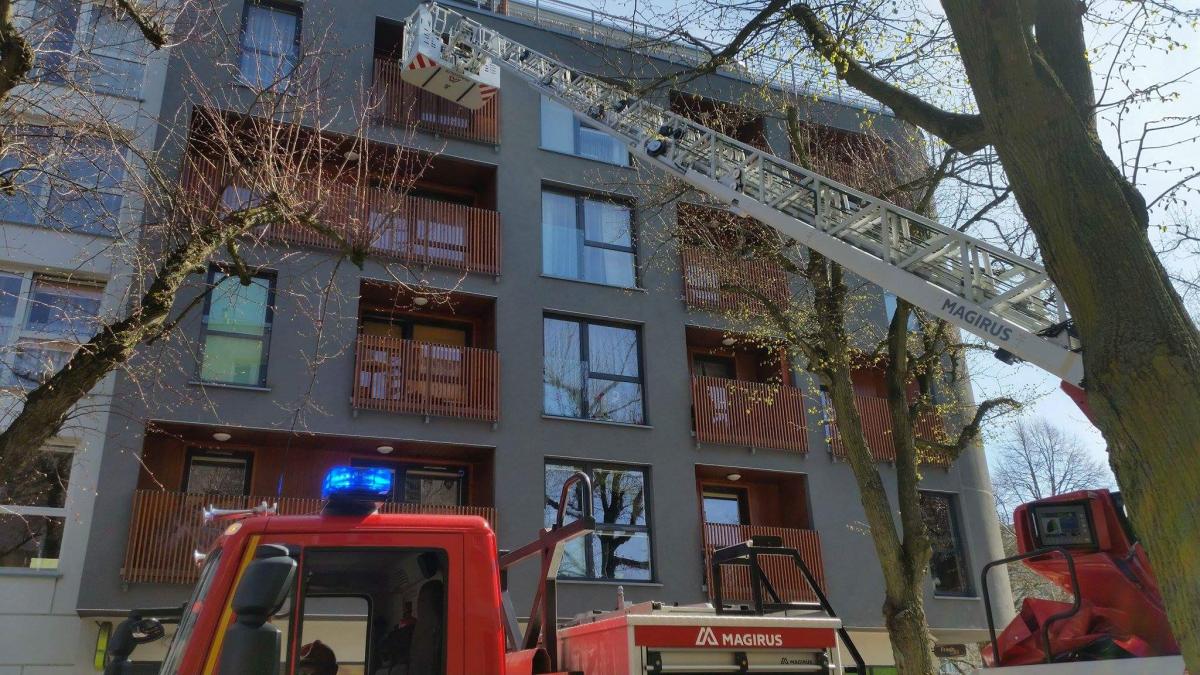Strażacy weszli przez balkon – kobieta już nie żyła