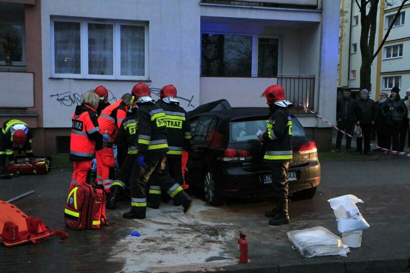 Pojechał prosto na łuku drogi i uderzył w budynek (video)