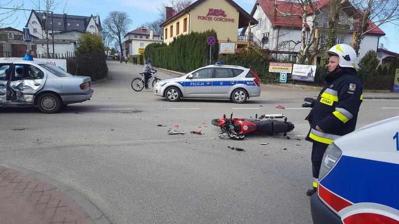 Motocykl uderzył w Nissana