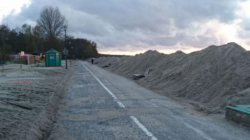 Góry piasku zasłaniają morze