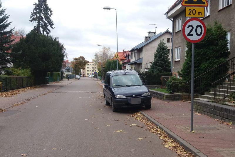 Parkujące samochody mocno utrudniają przejazd 