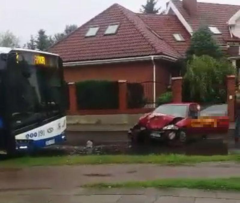 Zderzenie osobówki i autobusu Komunikacji Miejskiej
