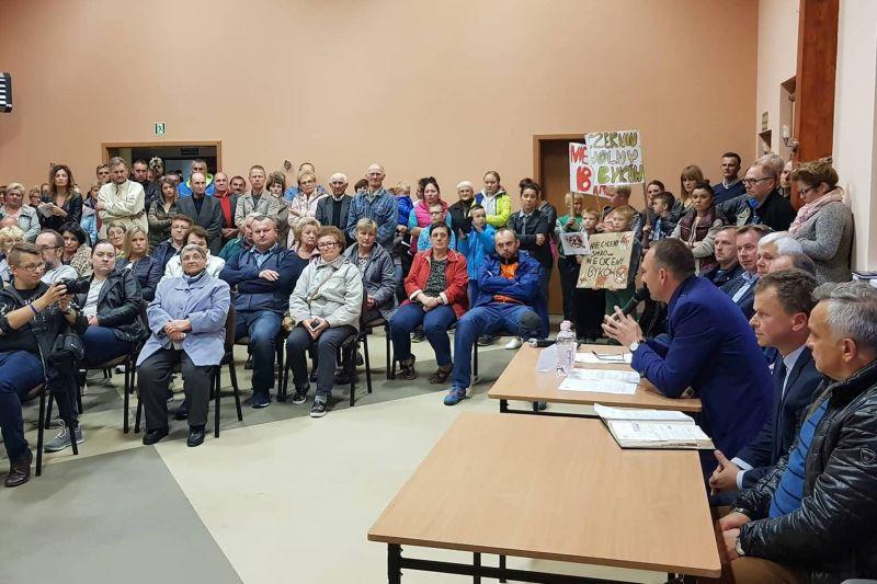 „Katastrofa ekologiczna, morze gnojówki, setki tirów” - mieszkańcy protestują przeciwko fermie