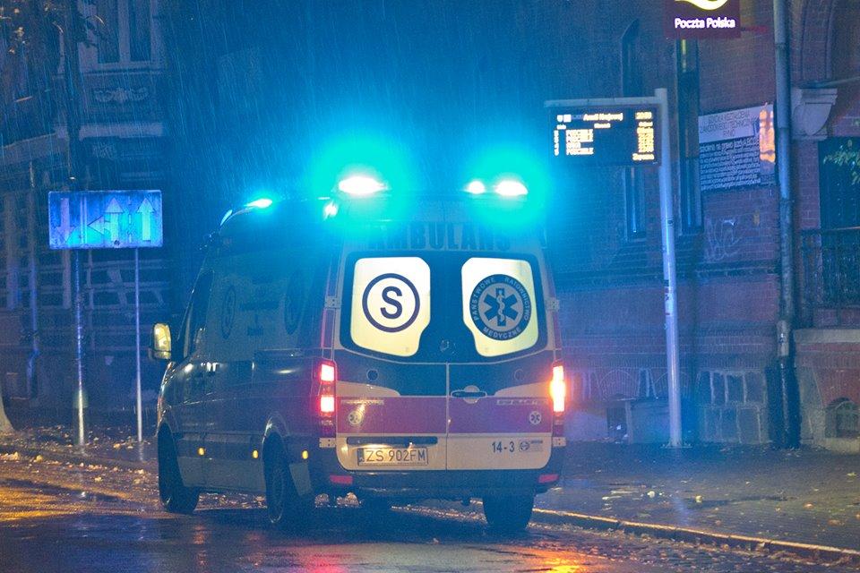 Wyskoczył z auta bo zauważył leżącego mężczyznę 