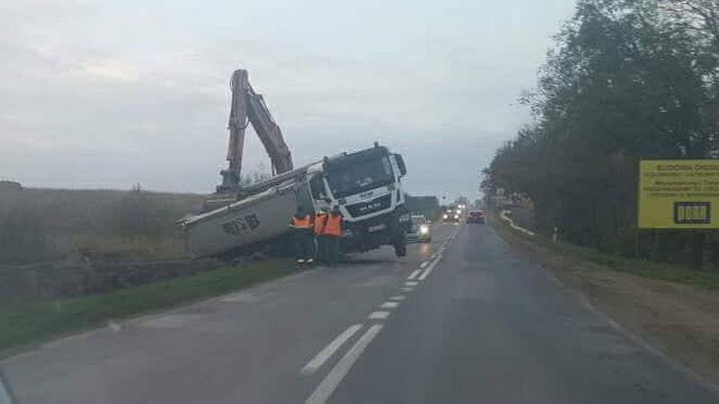 Koparka trzymała tira przed wywrotką 