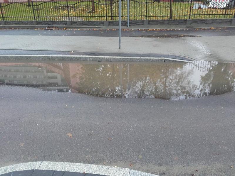Nowa droga ze stojącą deszczówką