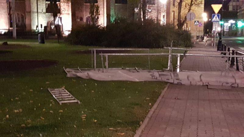Rusztowanie spadło na ulicę 