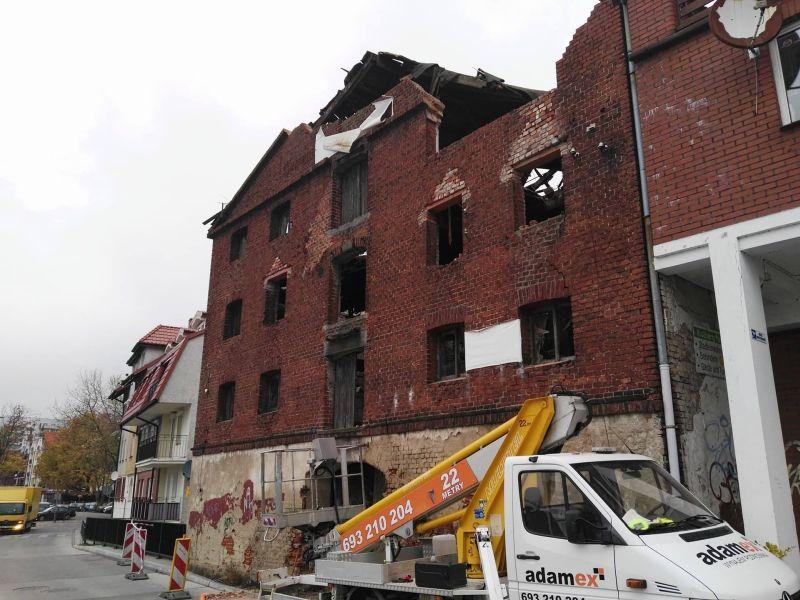 Rozbierają stary spichlerz